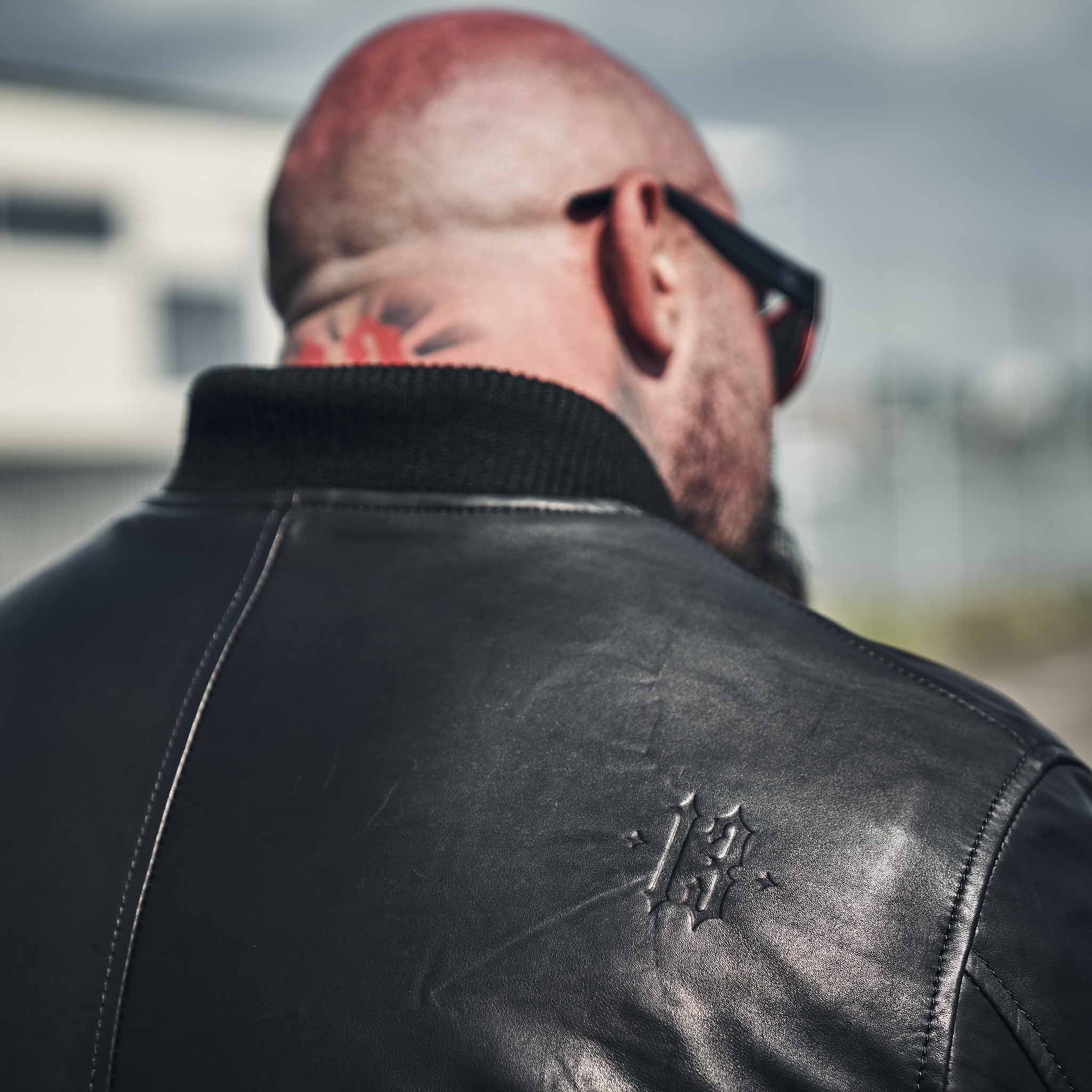 mann auf motorrad trägt men of mayhem zip hoody jacke in schwarz