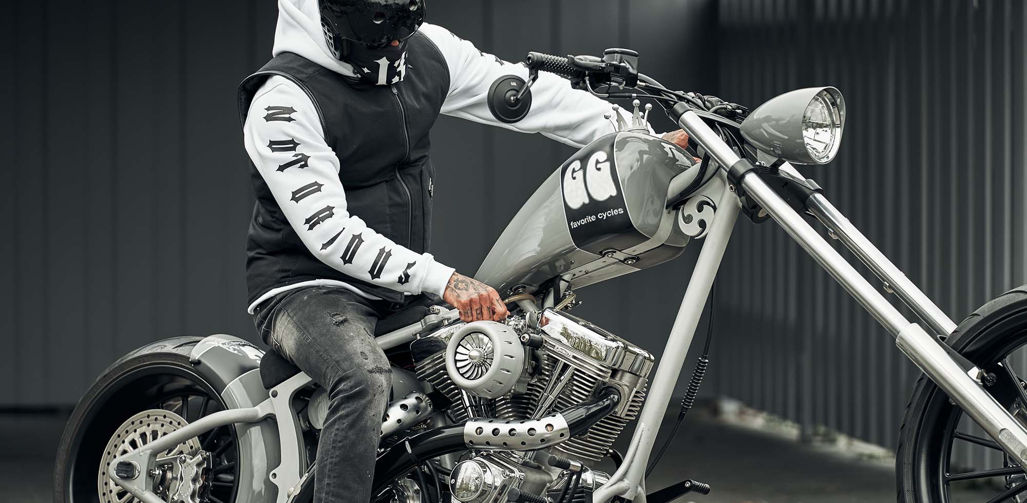 mann sitzend auf harley davidson trägt weissen notorious thirteen hoody von men of mayhem welcher bedruckte ärmel hat