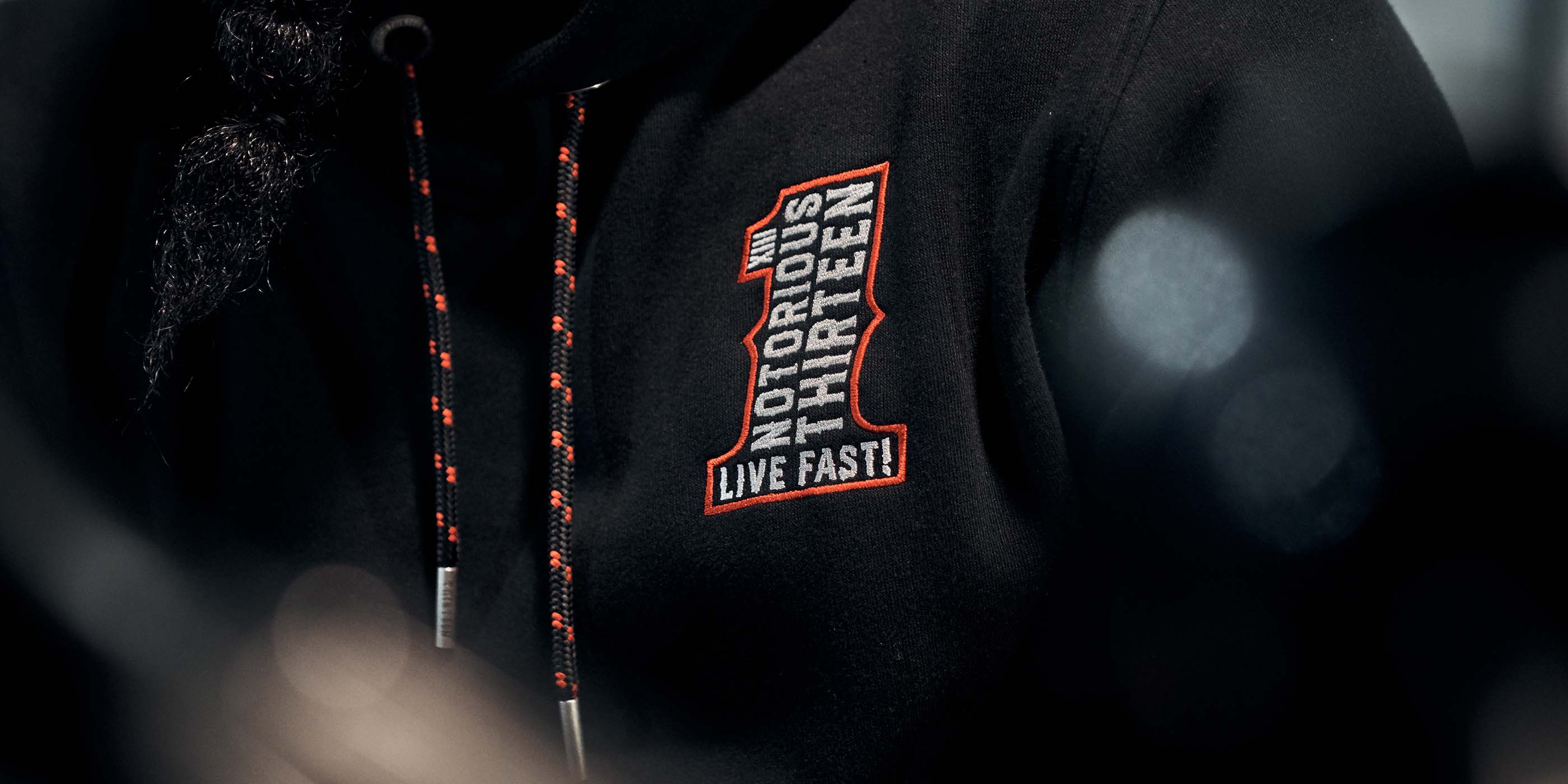 schwarzer men of mayhem hoody one kollektion - detailaufnahme vom stick auf der brust in schwarz weiss rot