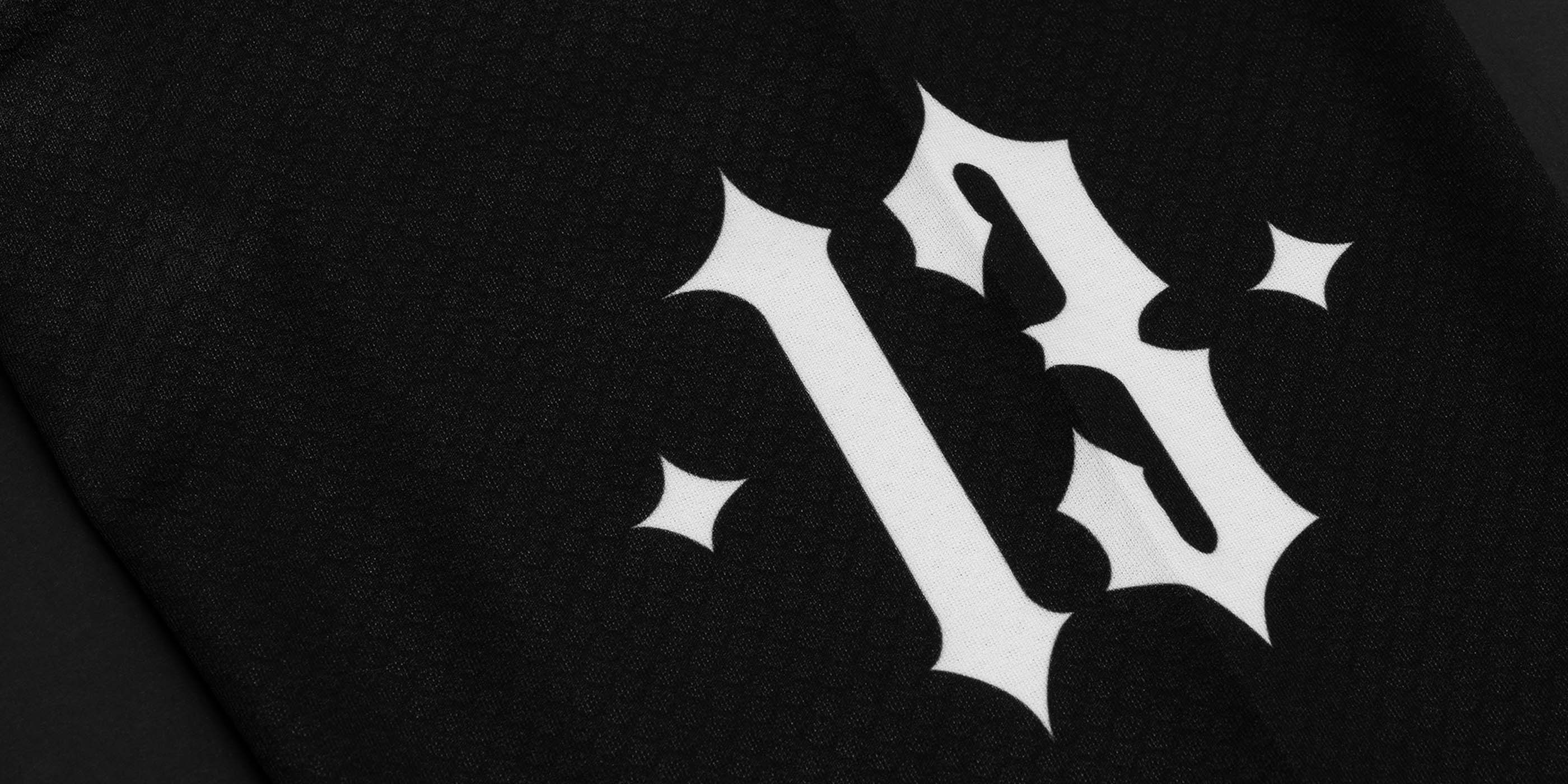 men of mayhem jersey close up weisse 13 schwarzes Jersey