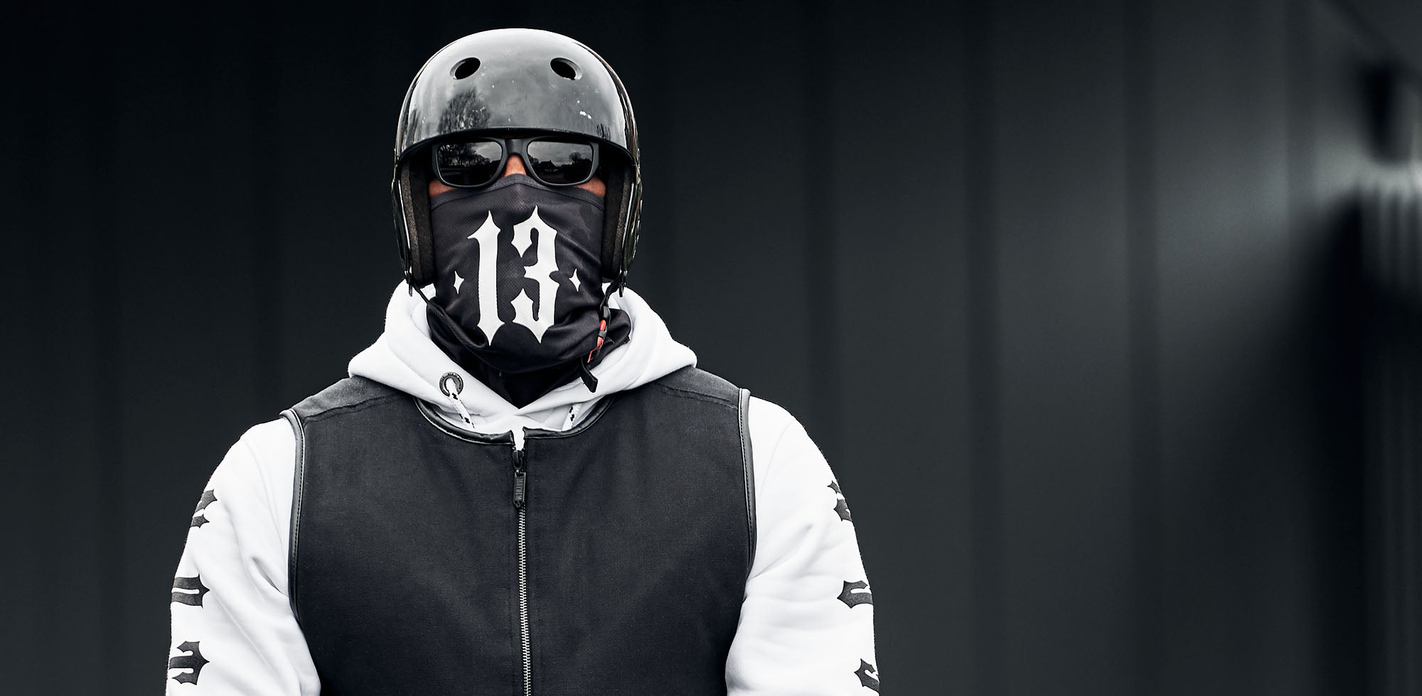 mann mit motorradhelm und weißem hoody von men of mayhem trägt bandana in schwarz mit weißer 13