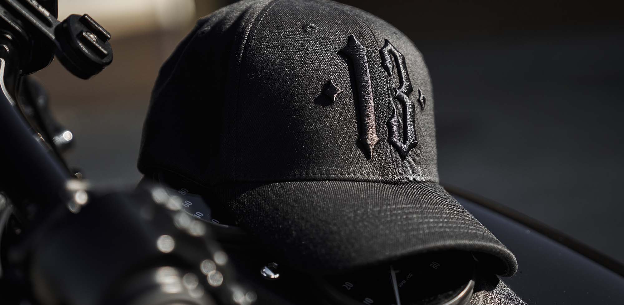 schwarze men of mayhem cap mit 13 stick