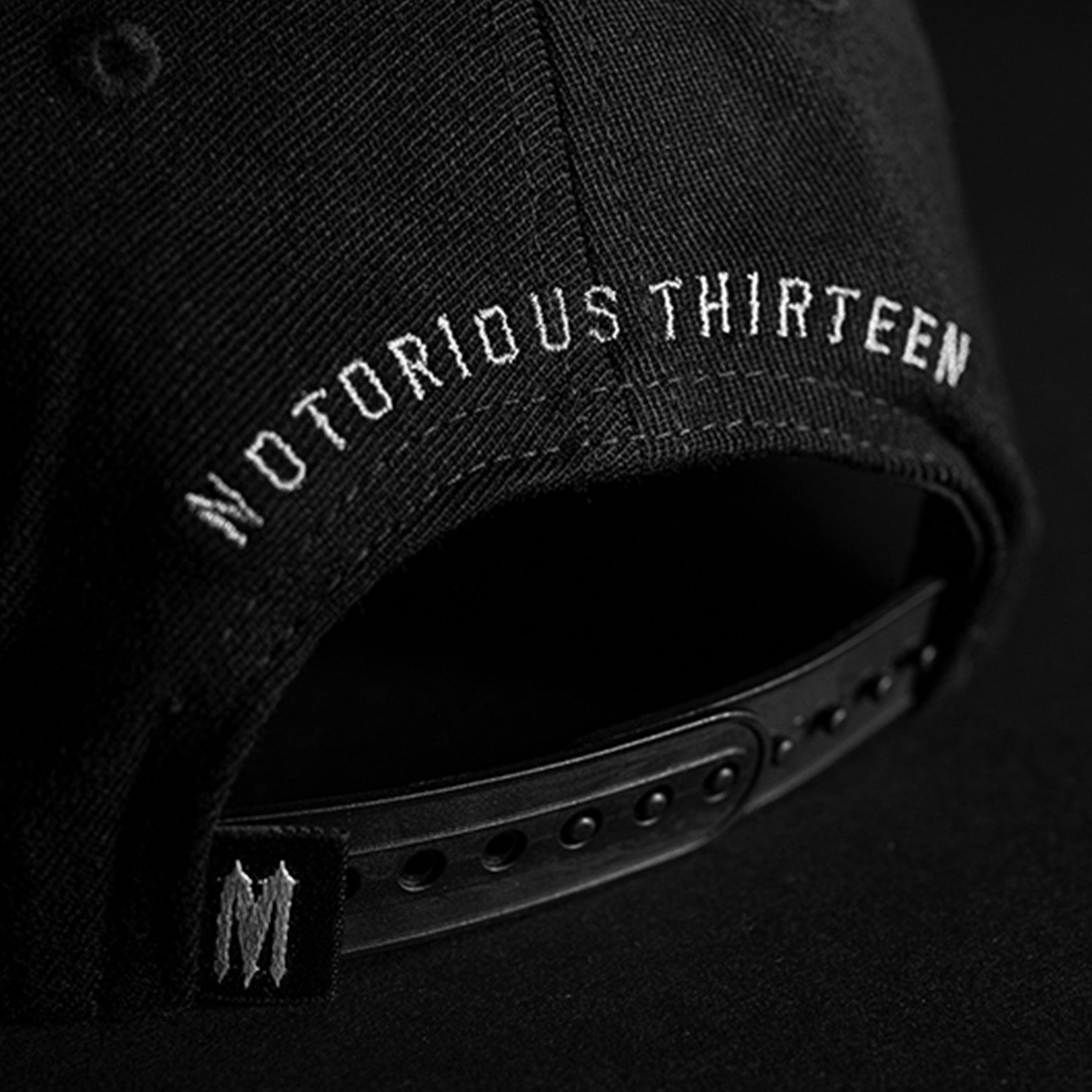 strap verschluss nahaufnahme men of mayhem cap mit notorious thirteen stick an der rückseite