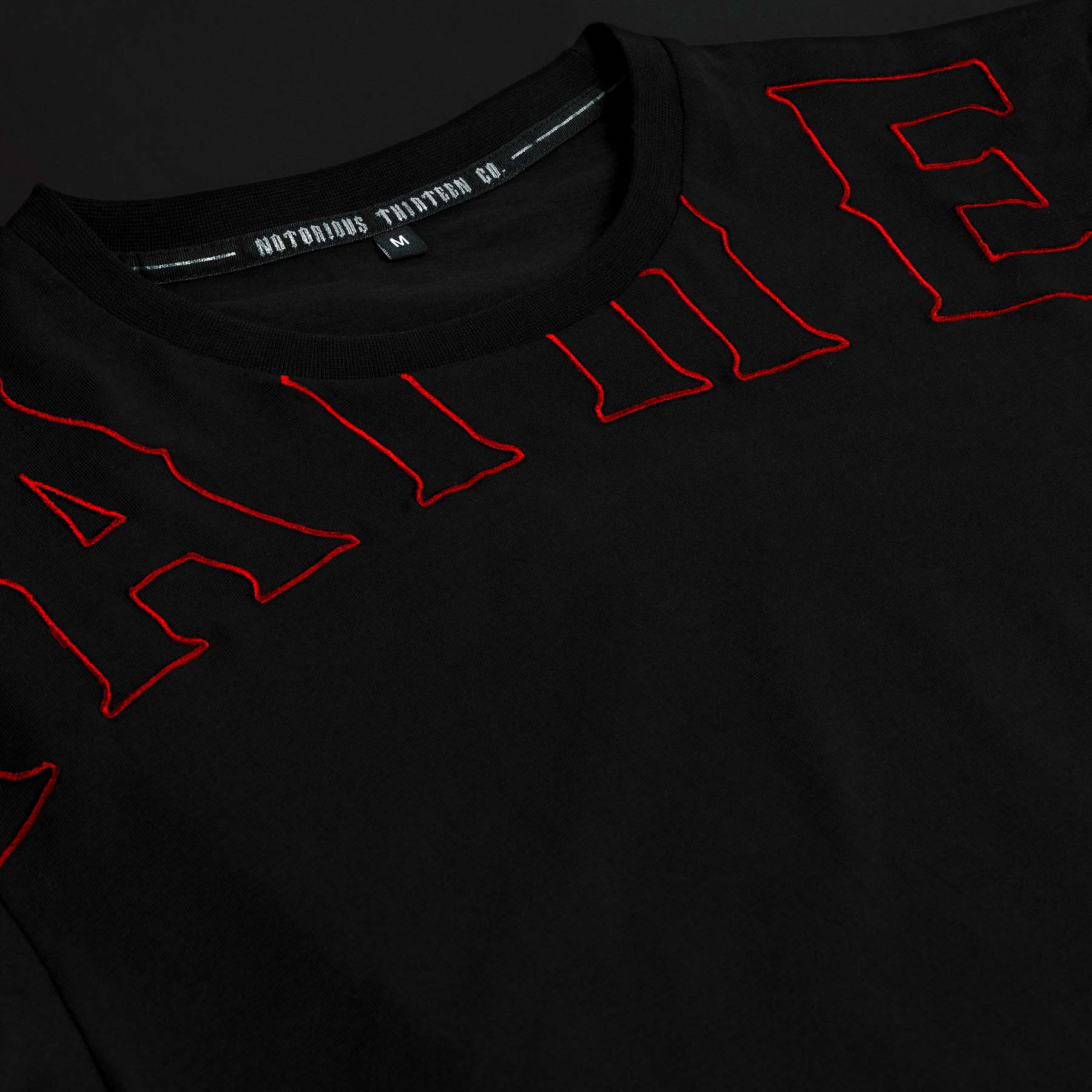 men of mayhem crook t-shirt in schwarz rot liegend detailaufnahme