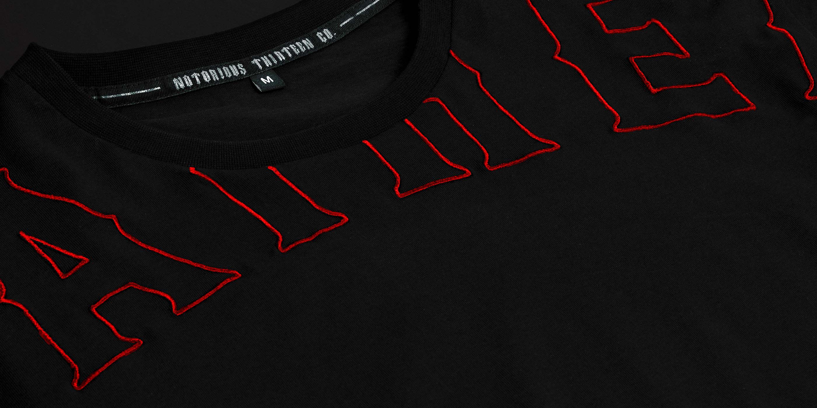 men of mayhem crook t-shirt in schwarz rot liegend detailaufnahme