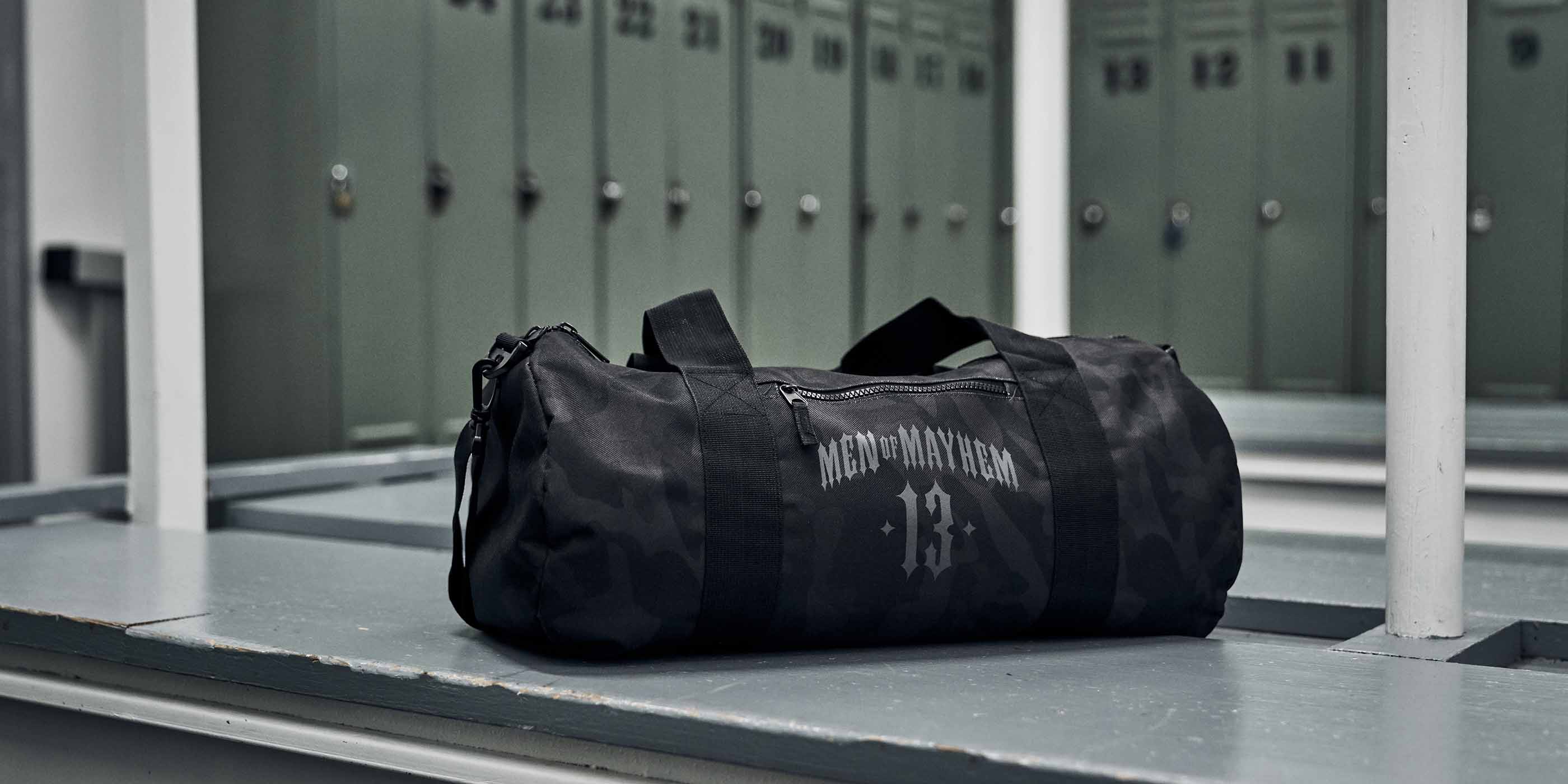 men of mayhem sporttasche gymbag in camo liegend im gym in der umkleidekabine