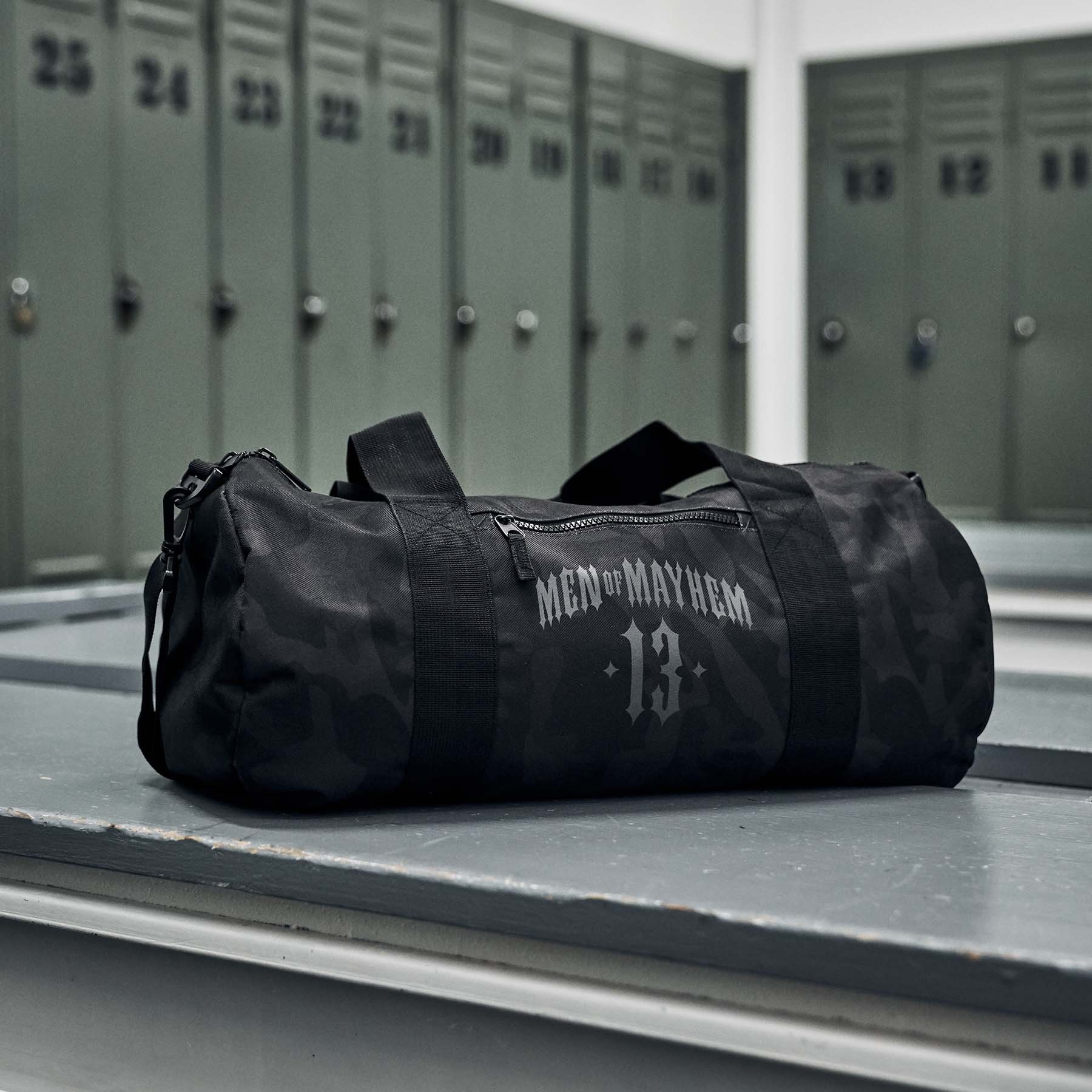 men of mayhem sporttasche gymbag in camo liegend im gym in der umkleidekabine