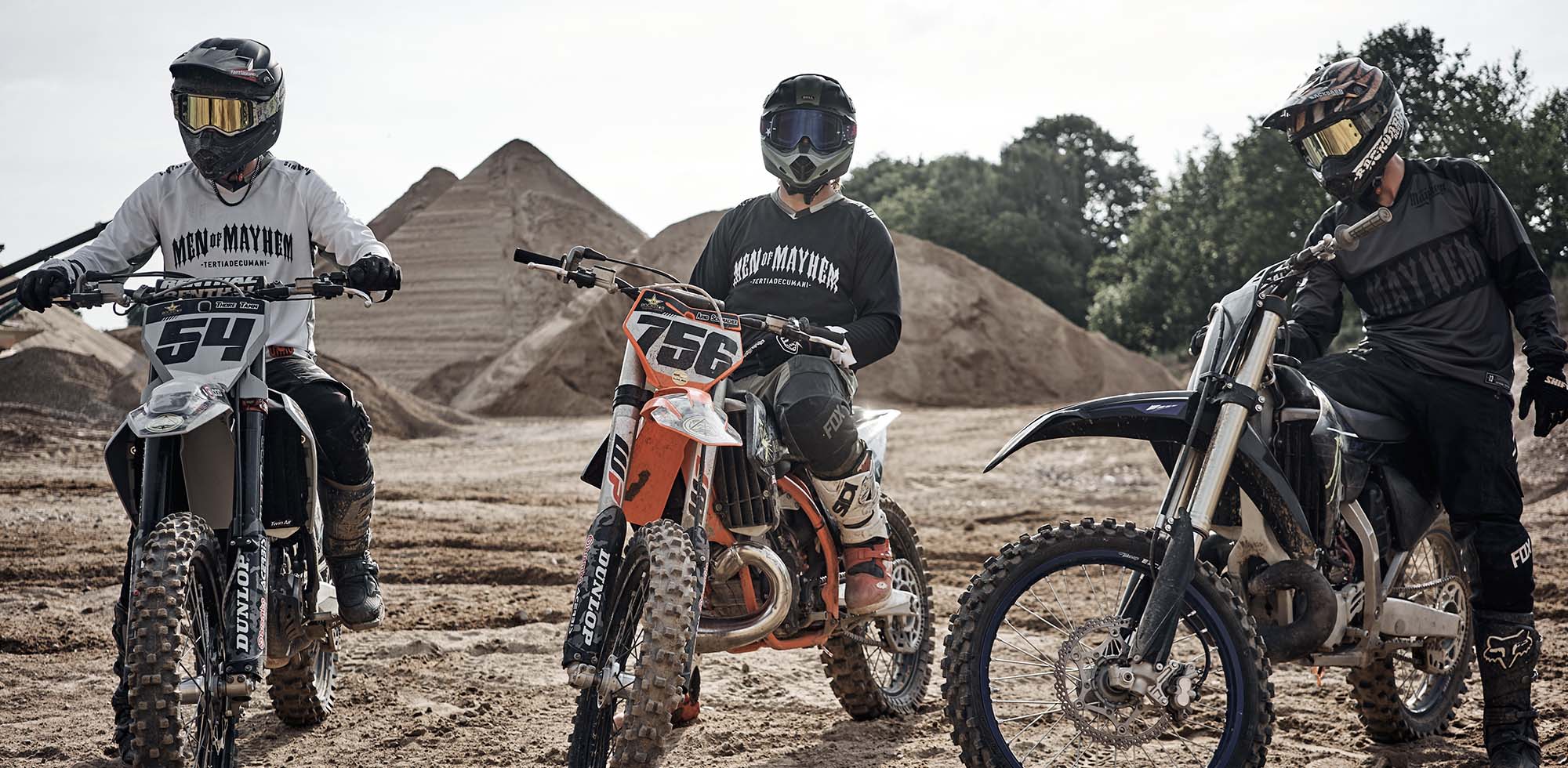 3 motocross fahrer tragen men of mayhem jerseys in weiss grau und schwarz