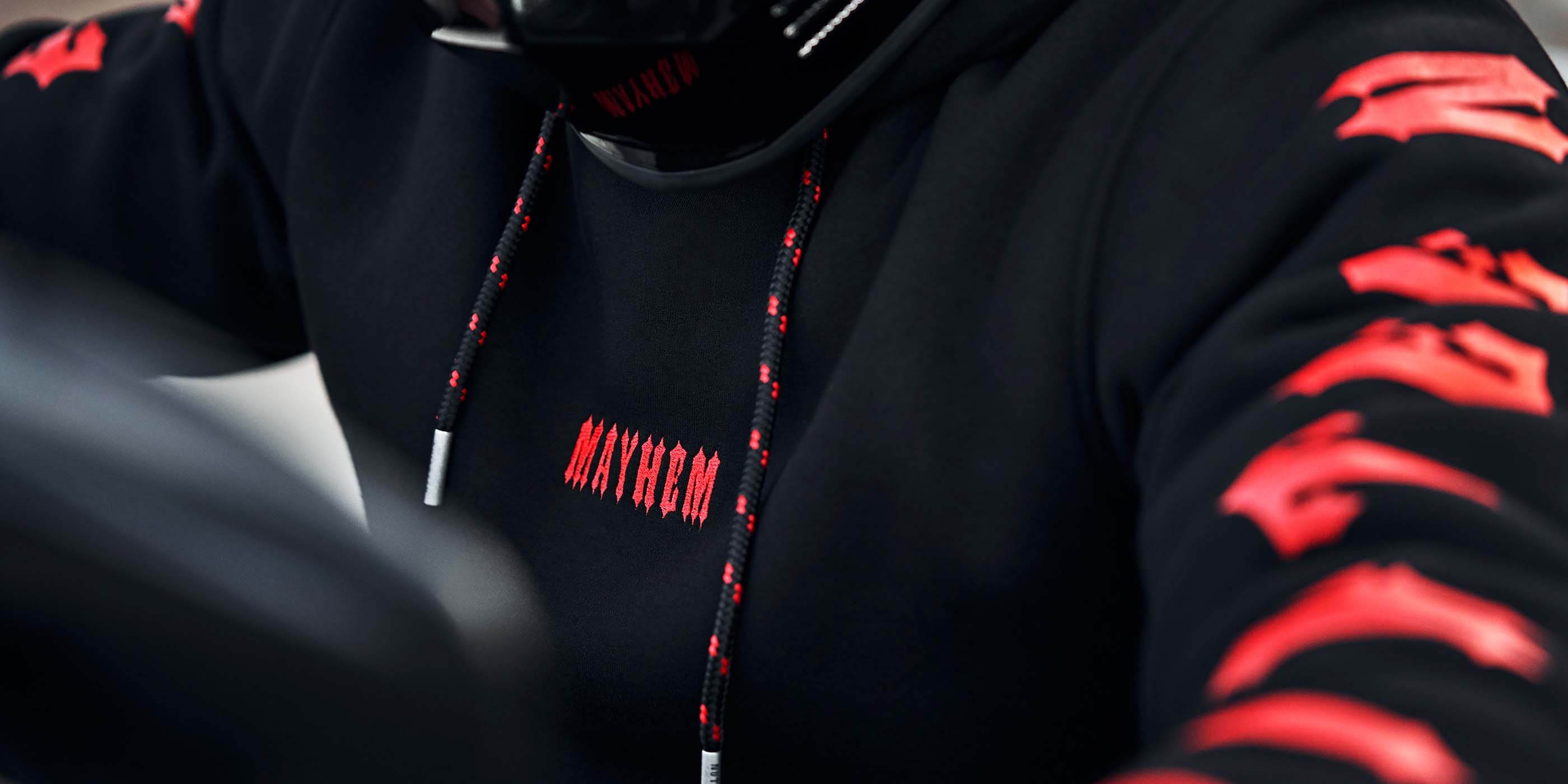 close up von einem schwarzen crewneck aus der notorious thirteen kollektion - stick als nahaufnahme in rot
