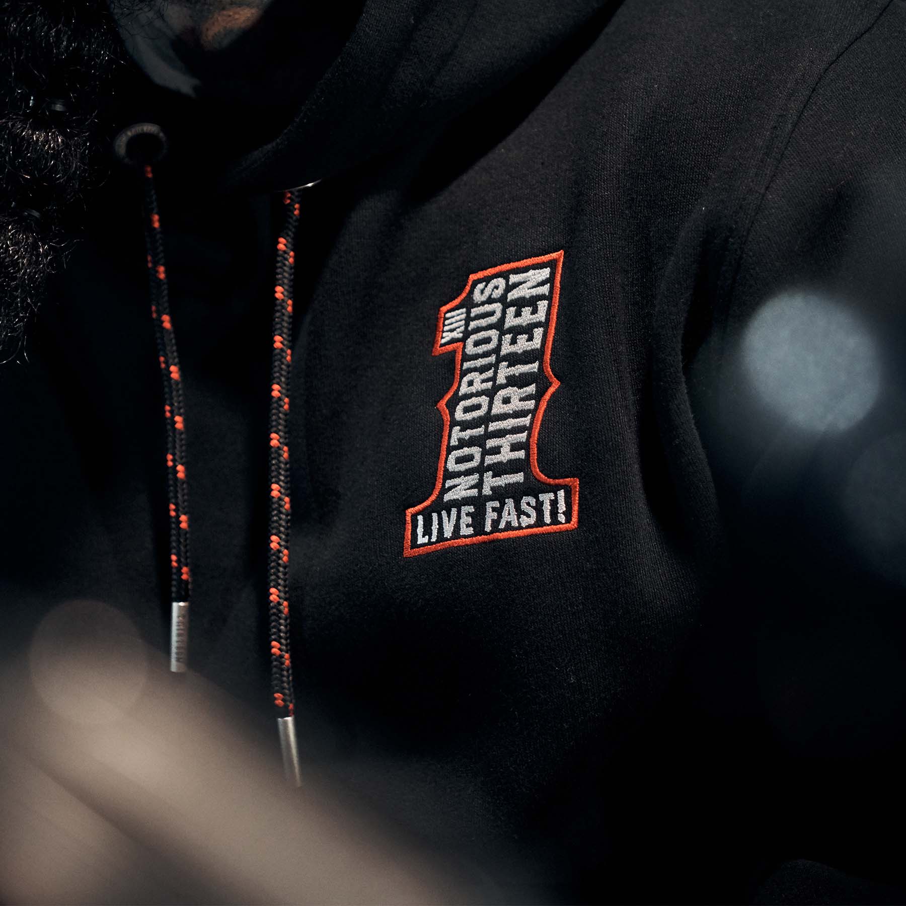 schwarzer men of mayhem hoody one kollektion - detailaufnahme vom stick auf der brust in schwarz weiss rot