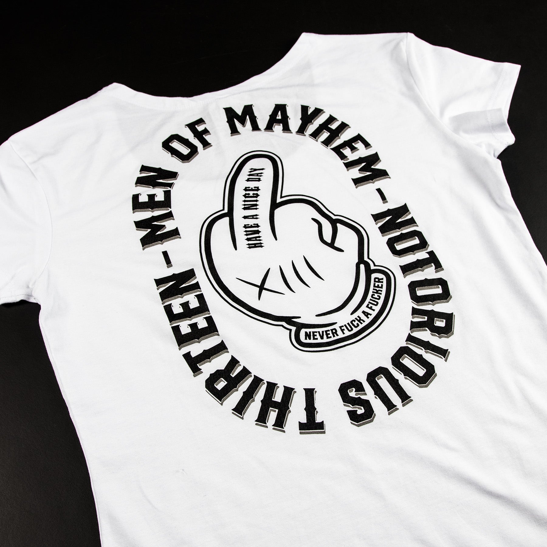 t-shirt nahaufnahme legeware - abgebildetes motiv ist t-shirt middlefinger für frauen in weiss mit schwarzem druck