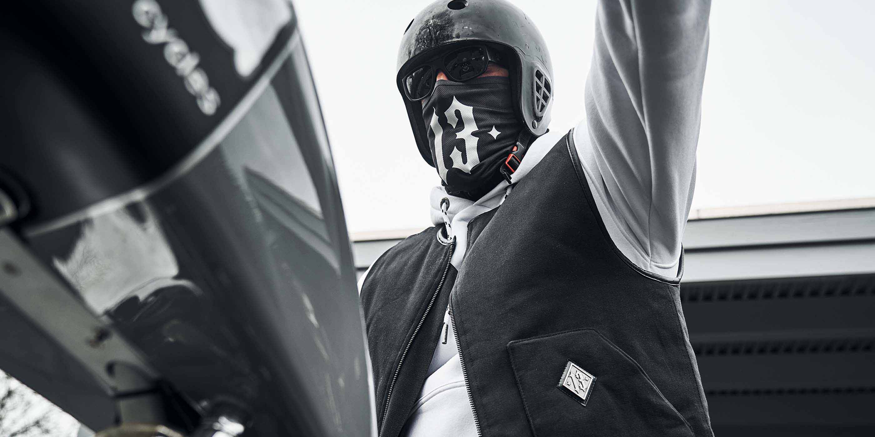 mann sitzend auf harley davidson trägt men of mayhem weste und bandana mit 13