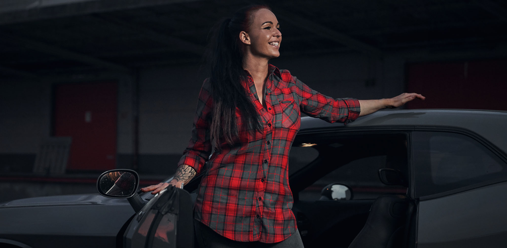 frau stehend amauto trägt men of mayhem women flanell hemd in rot grau schwarz
