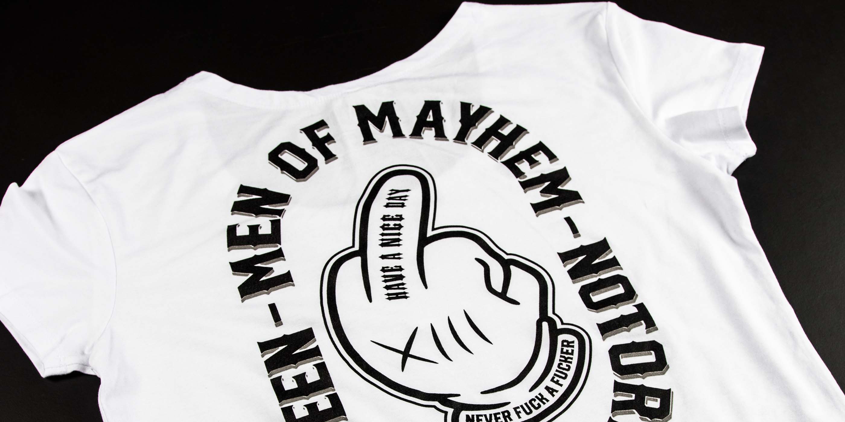 t-shirt nahaufnahme legeware - abgebildetes motiv ist t-shirt middlefinger für frauen in weiss mit schwarzem druck