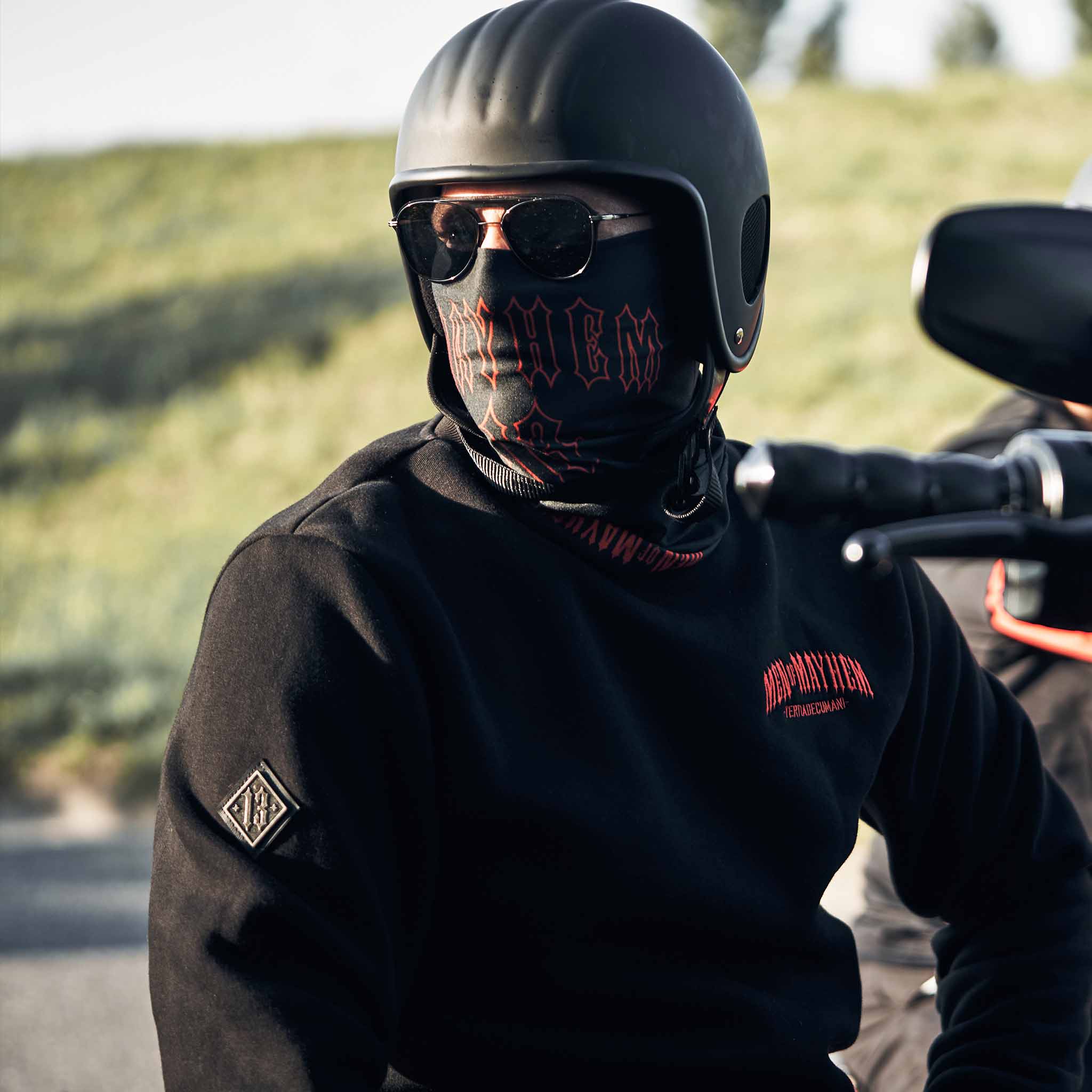 men of mayhem crewneck pullover in schwarz mit roter 13 und logo gestickt