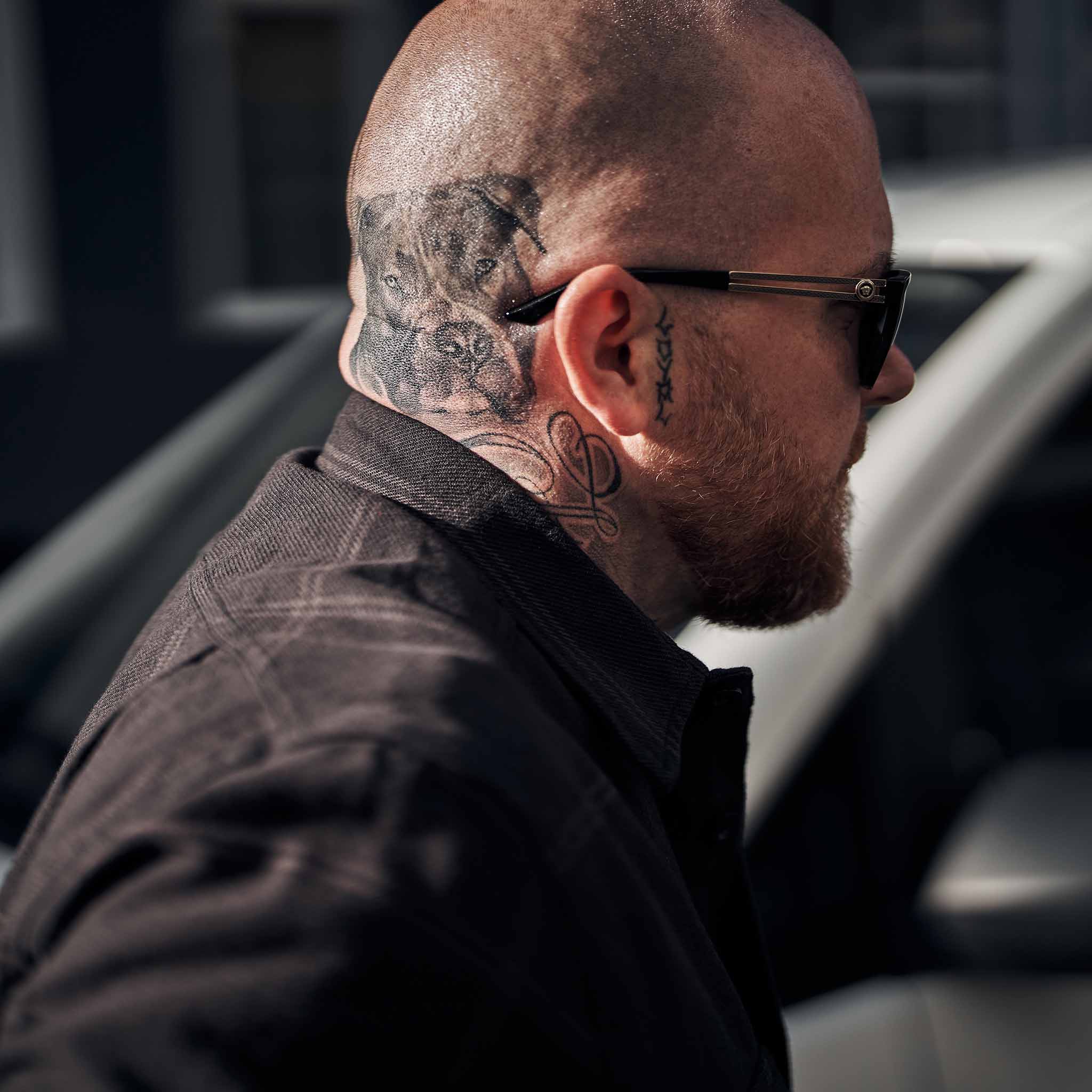 men of mayhem hemd wird von tätowiertem mann getragen und sieht fresh aus