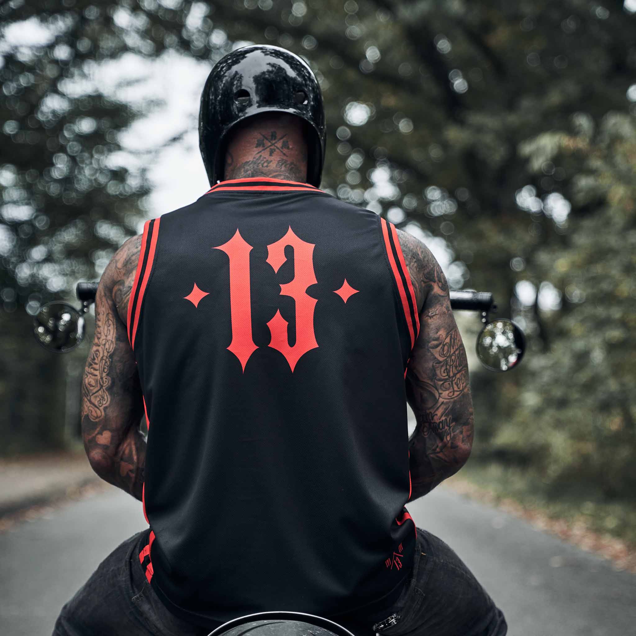 men of mayhem mesh tank top in schwarz mit roten logos und großer 13 auf dem rücken