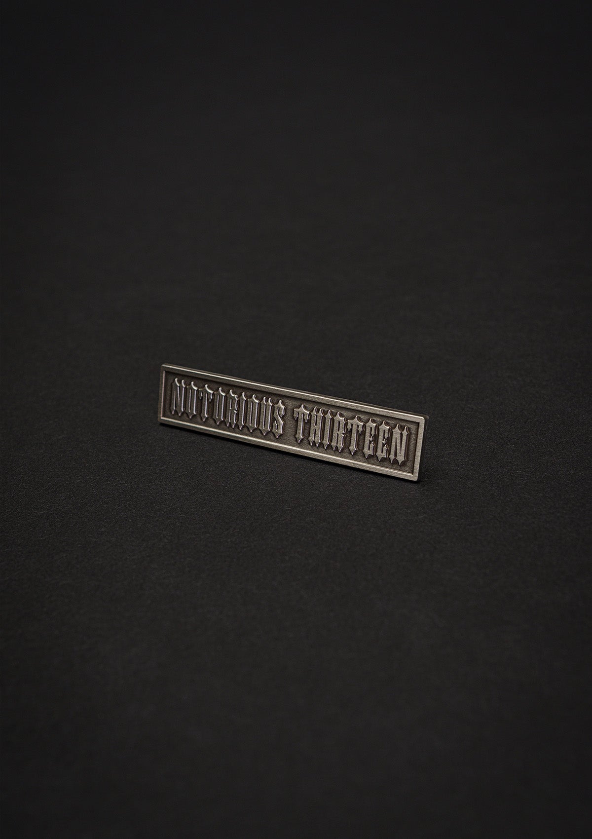 Pin Notorious Thirteen Metall - MEN OF MAYHEM - Accessoires - biker - Patches & Pins