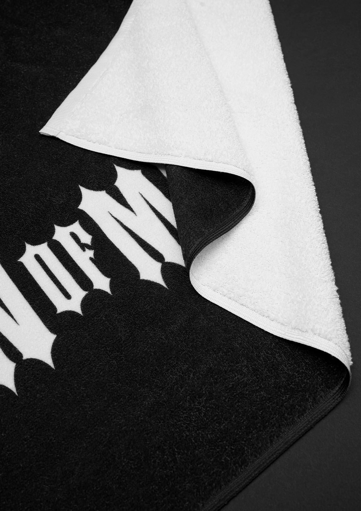 Strandtuch Mayhem 13 S/W/R - MEN OF MAYHEM - Accessoires - black - Men