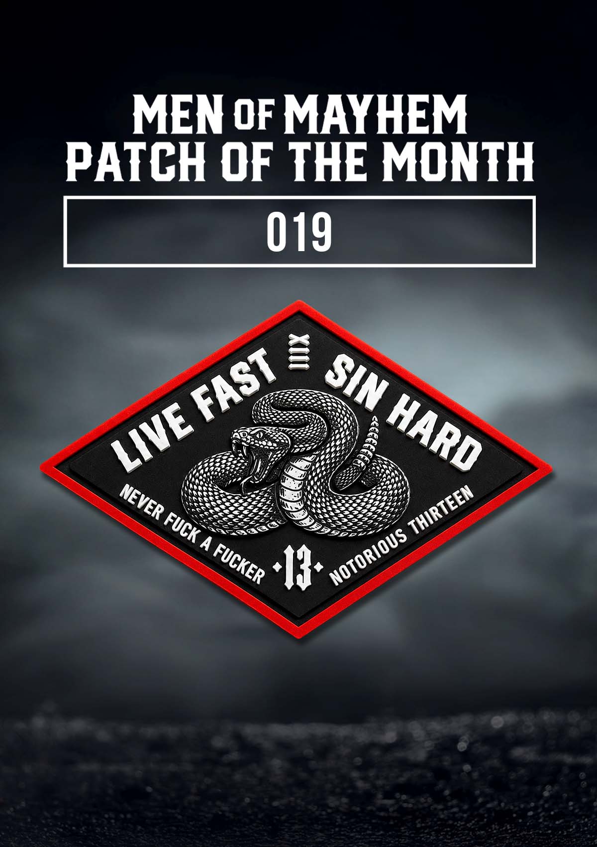 Rautenförmiger Aufnäher mit Schlange auf der Sammelkarte, Patch of the Month 019 in Schwarz mit Rot | MEN OF MAYHEM