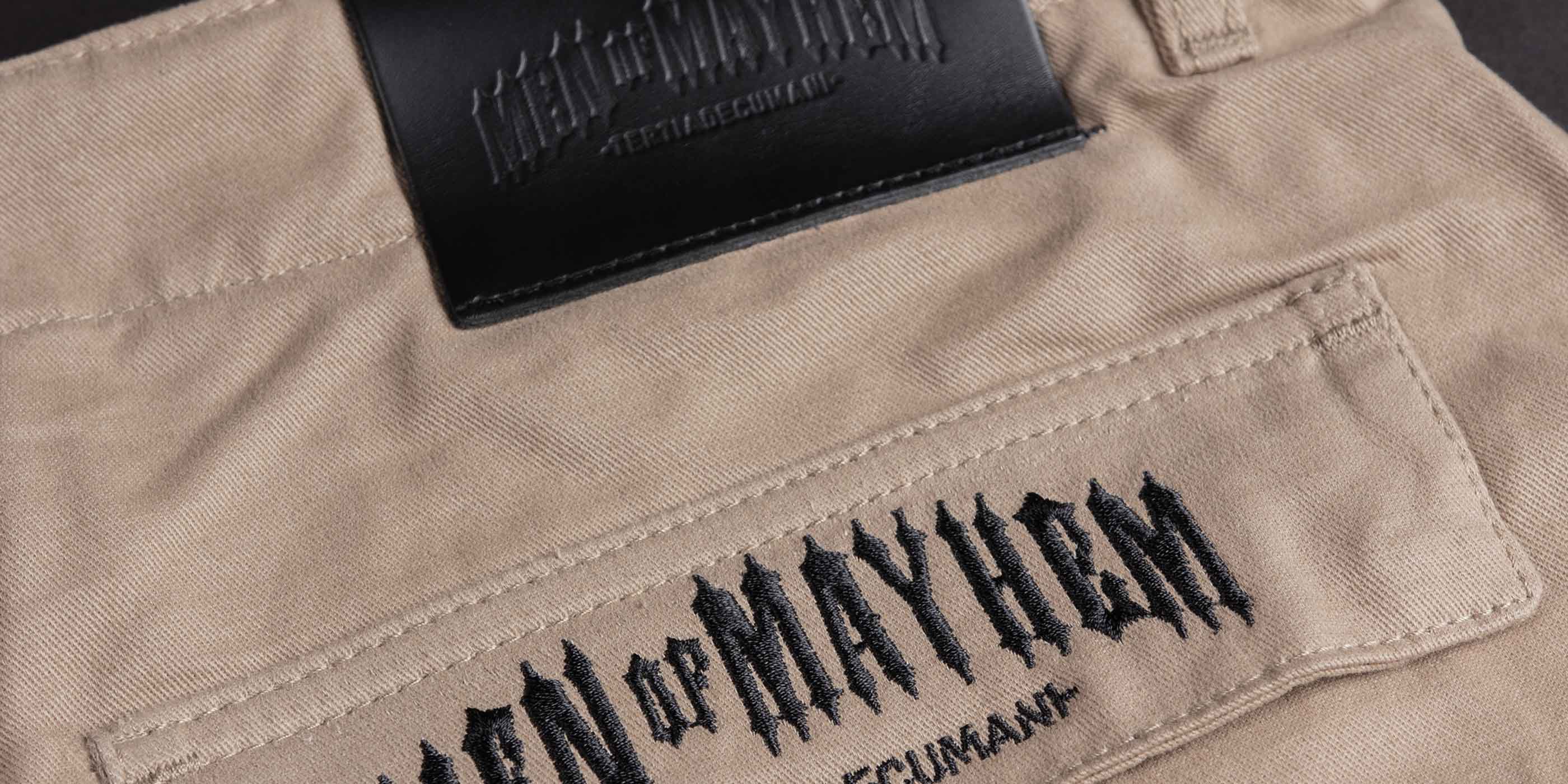 nahaufnahme einer men of mayhem cargo hose in sand mit schrazem mayhem stick auf der gesäßtasche