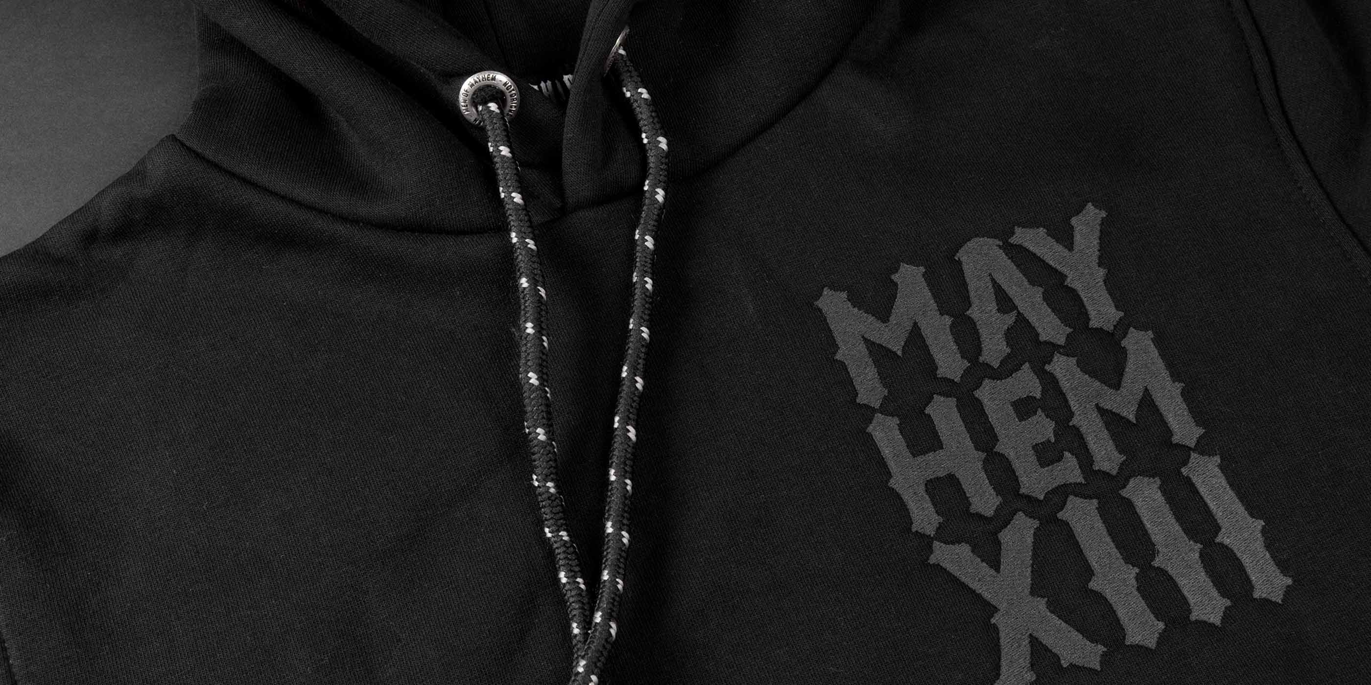 nahaufnahme eines men of mayhem hoodies in schwarz modell chopper xiii mit grauem stick auf der brust