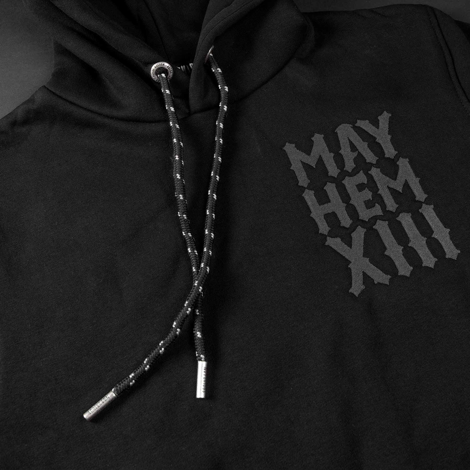 nahaufnahme eines men of mayhem hoodies in schwarz modell chopper xiii mit grauem stick auf der brust