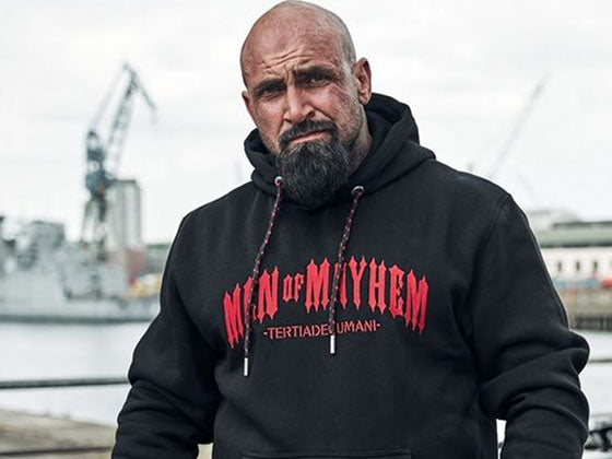 mann mit glatze stehend trägt schwarzen men of mayhem classic hoody mit rotem logo stick