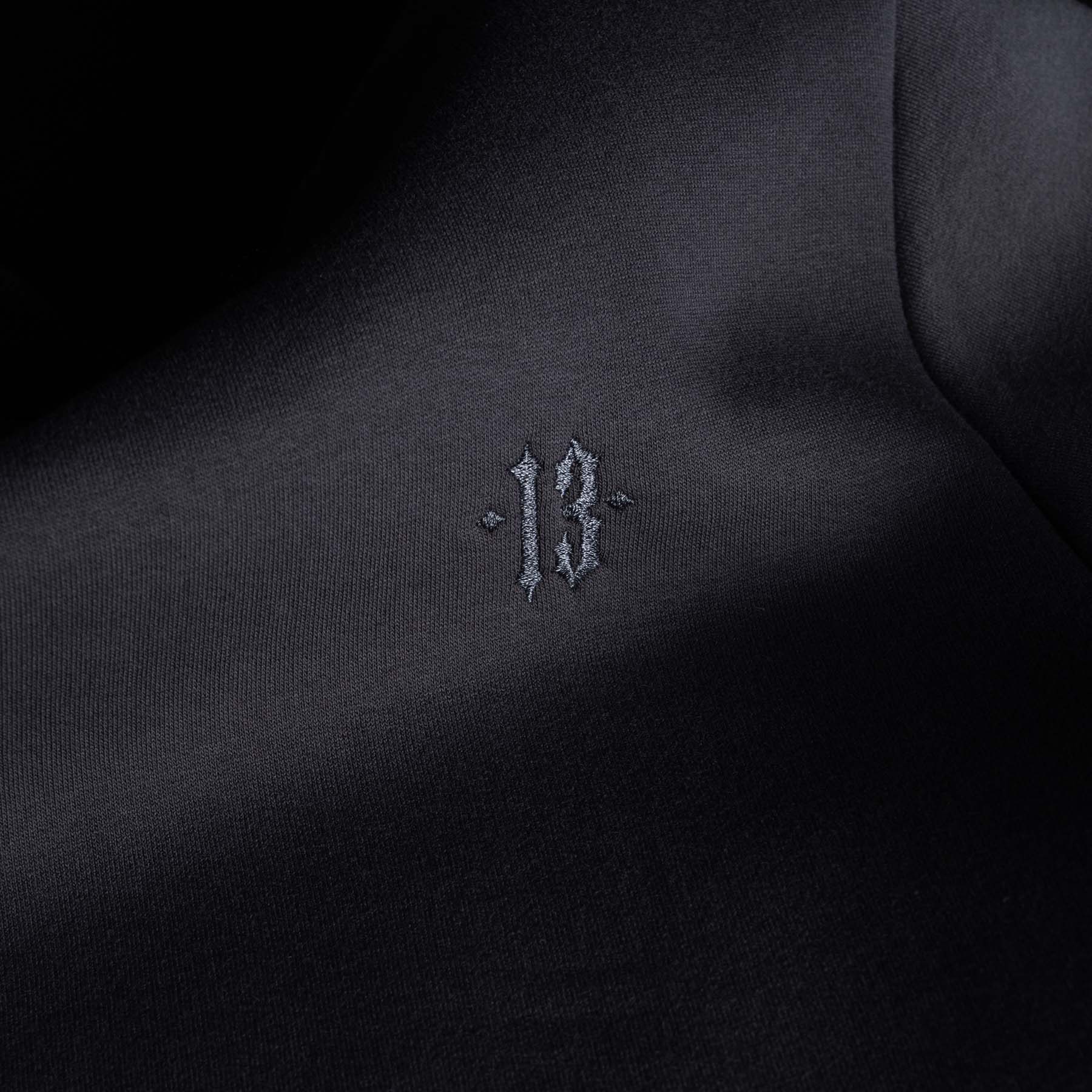 detail aufnahme von men of mayhem crewneck in grau mit gestickter 13 ebenfalls in grau