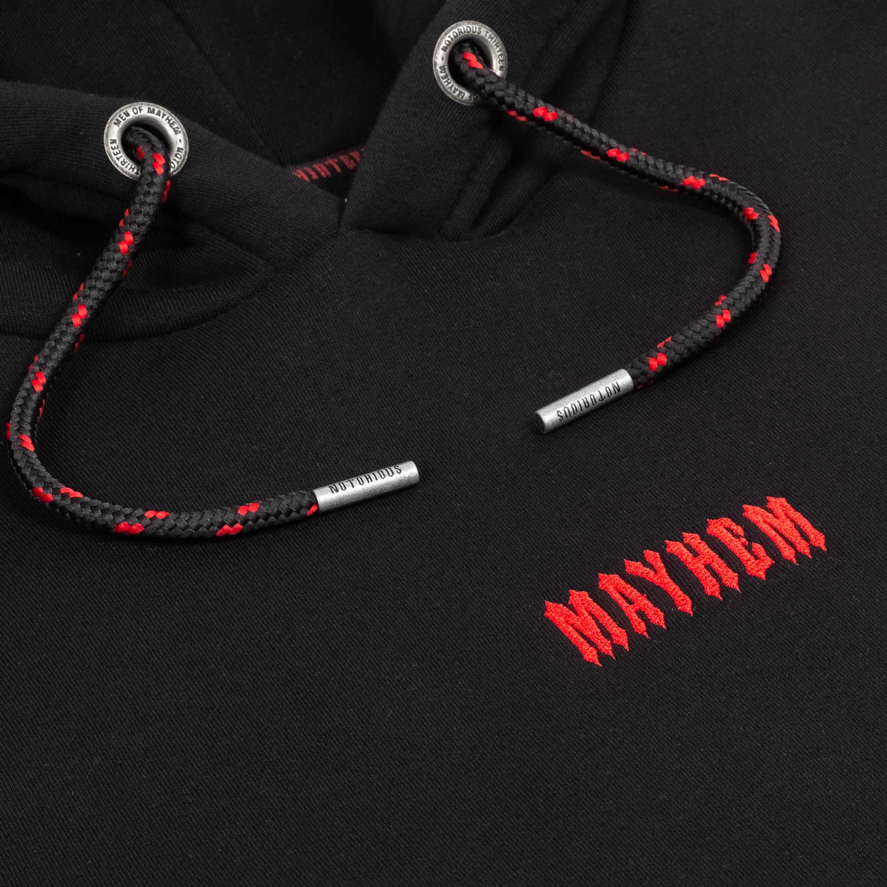 men of mayhem hoody schwarz rot notorious thirteen kapuzenbänder nahaufnahme