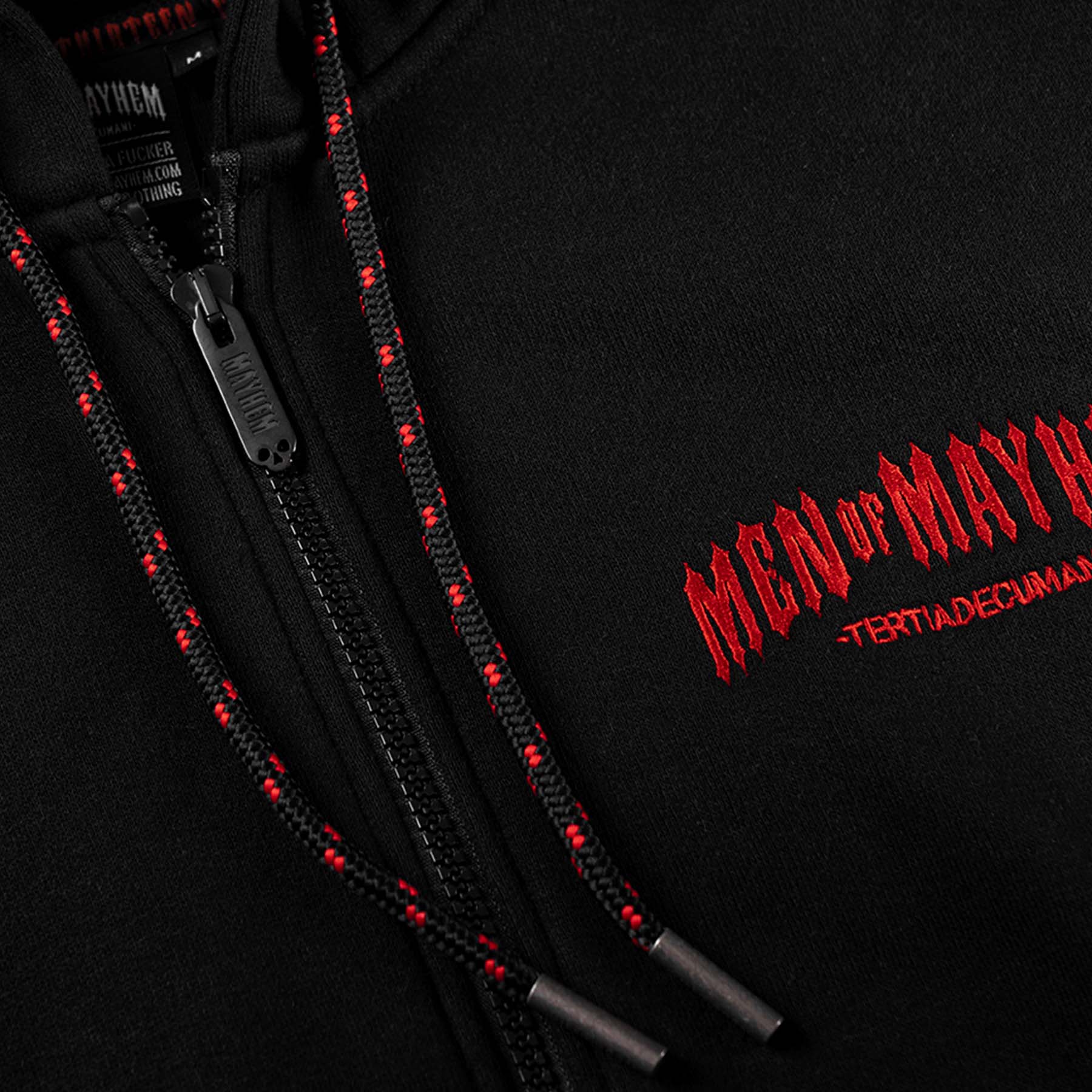 nahaufnahme einer men of mayhem hoody jacke in schwarz rot - details: Skull zipper & Logo Stick auf der Brust