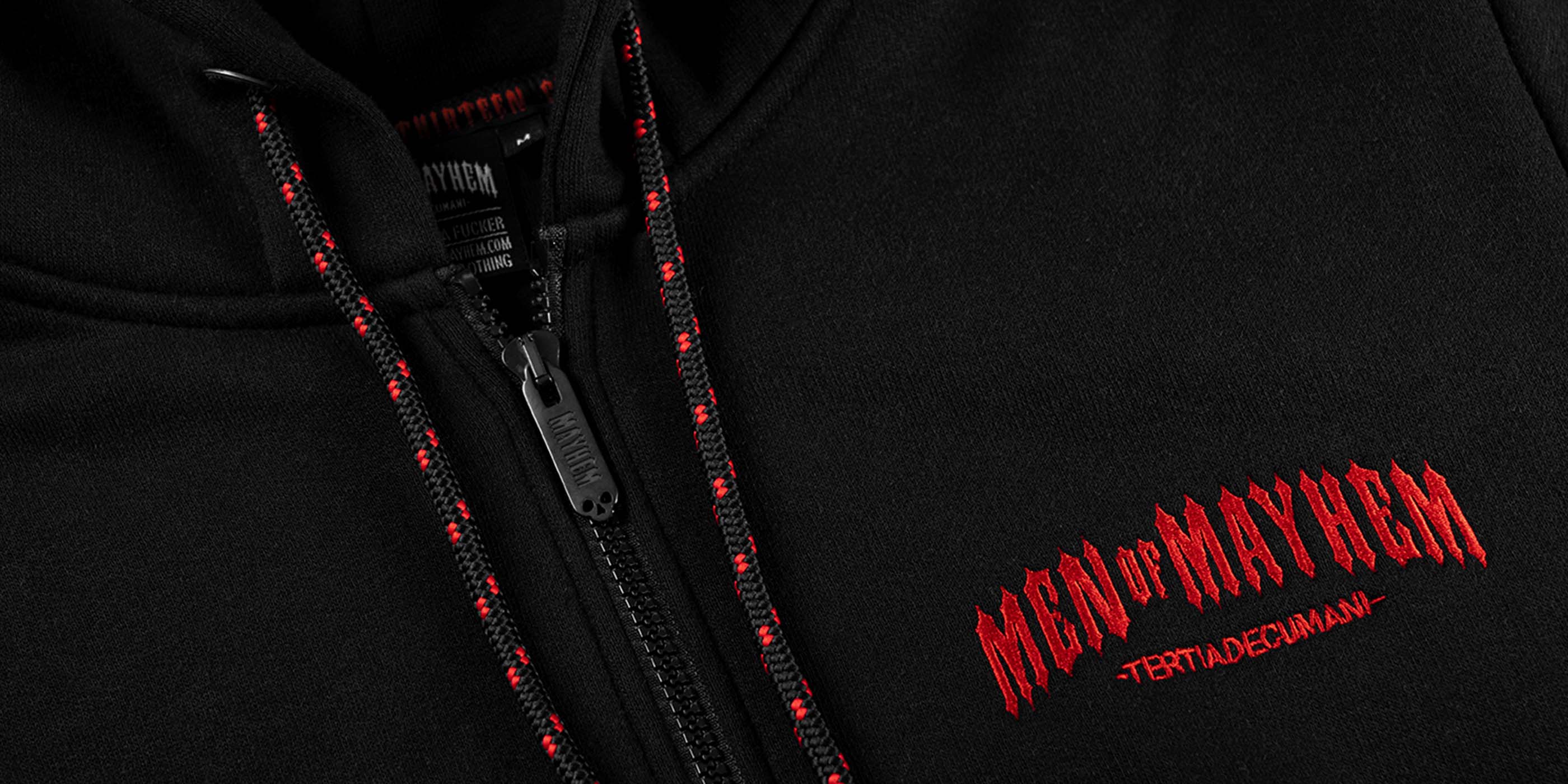 nahaufnahme einer men of mayhem hoody jacke in schwarz rot - details: Skull zipper & Logo Stick auf der Brust