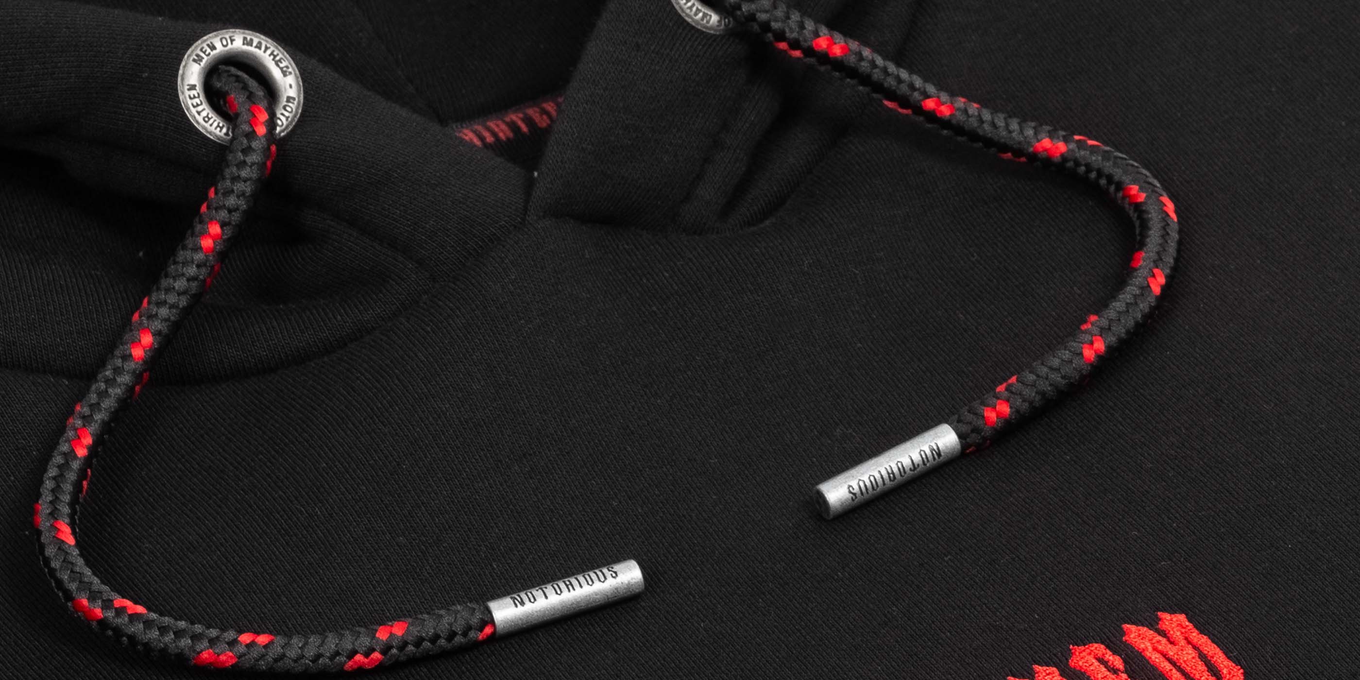 men of mayhem hoody schwarz rot notorious thirteen kapuzenbänder nahaufnahme