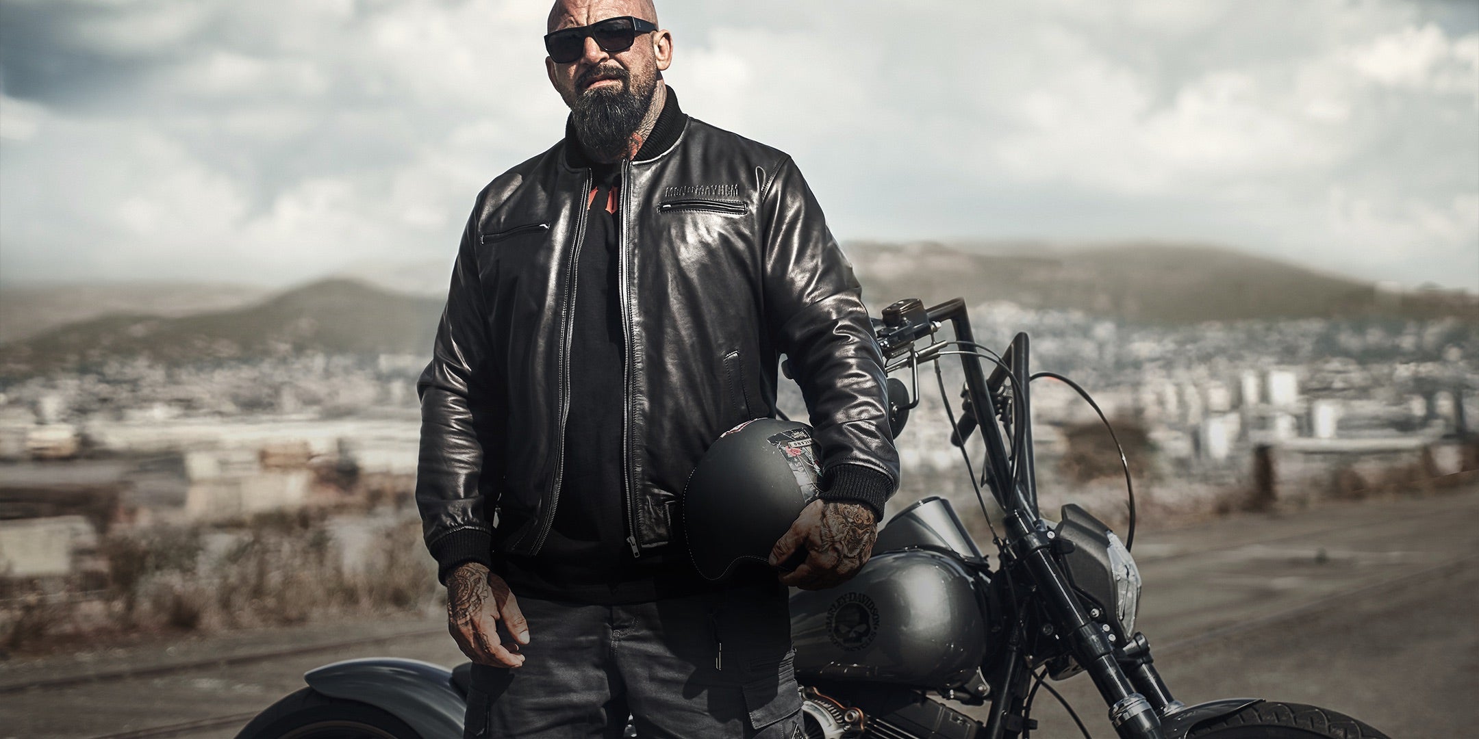 Lederjacke Rampage: Biker in schwarzer Premium-Lederjacke mit Motorrad und Helm