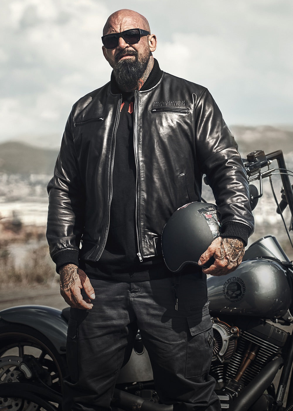 Lederjacke Rampage: Biker in schwarzer Premium-Lederjacke mit Motorrad und Helm
