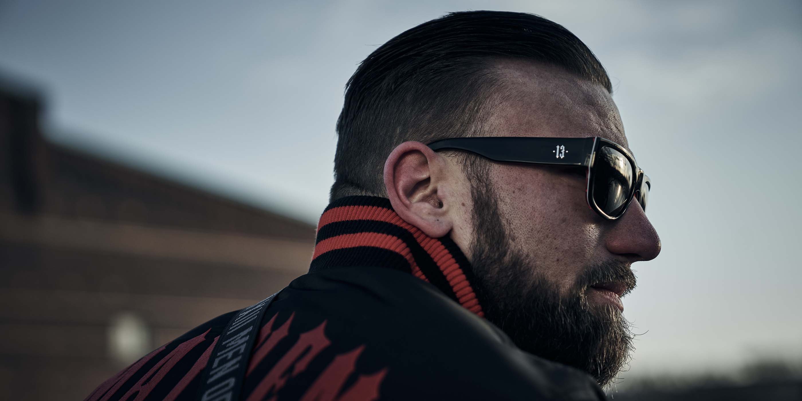 mann trägt men of mayhem sonnenbrille in schwarz mit silber farbender 13 am gestell