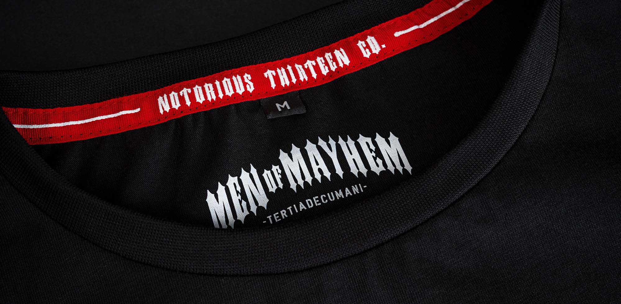 men of mayhem t-shirt in schwarz detailaufnahme kragen