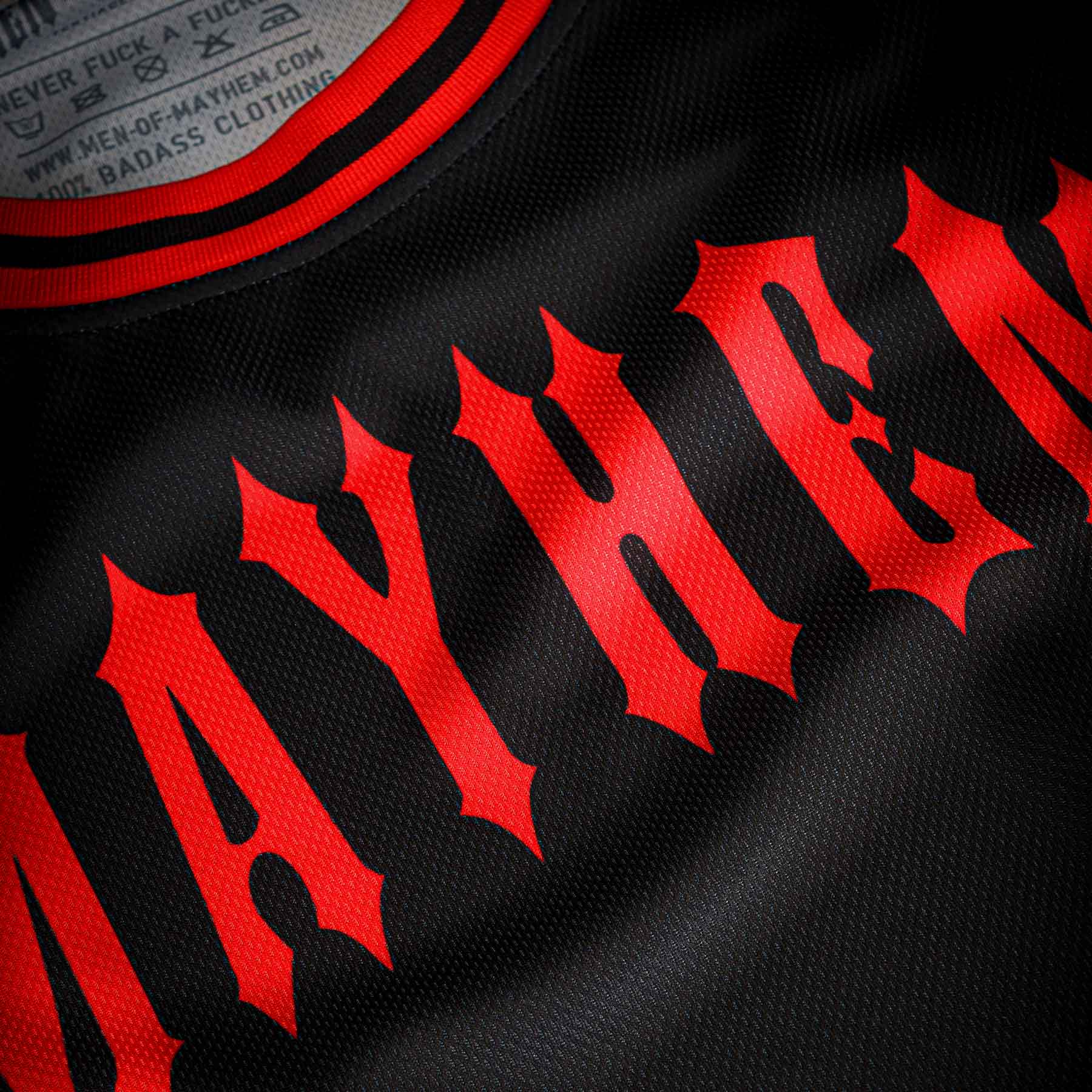 men of mayhem tank top liegend in schwarz rot mit rotem mayhem logo druck als detail