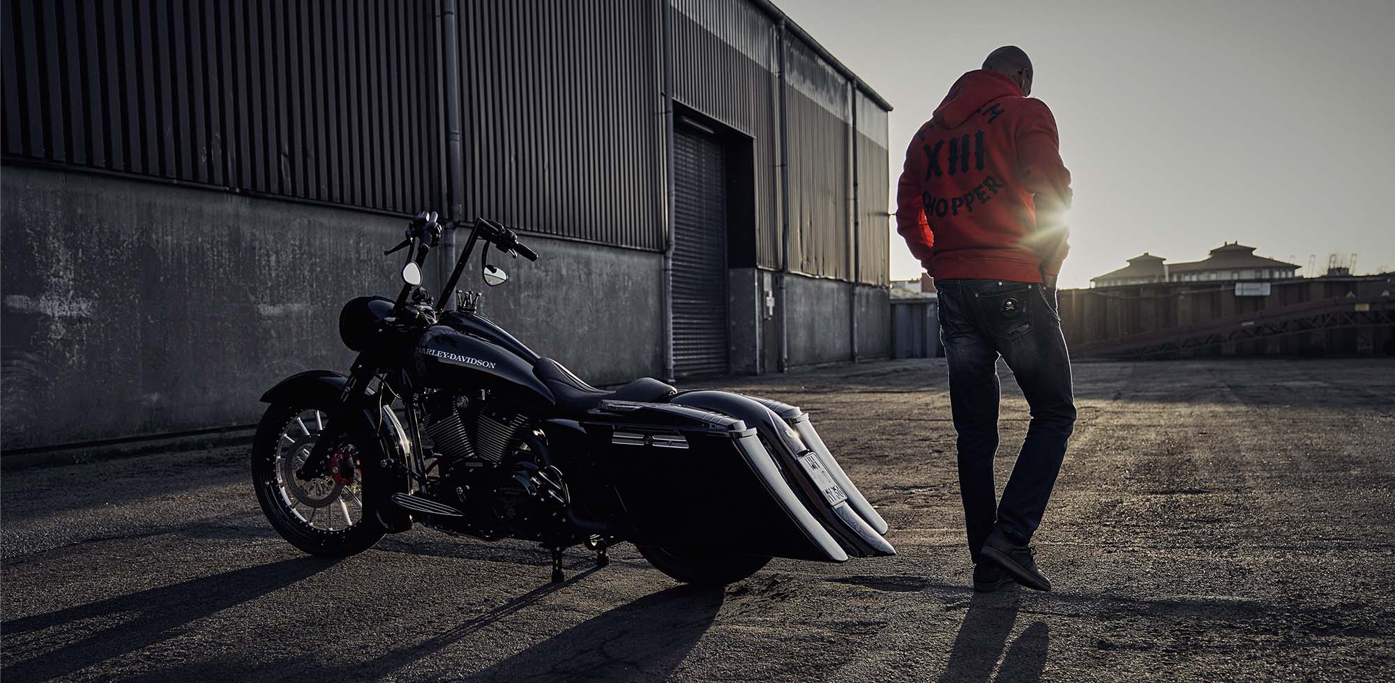 mann stehend neben harley davidson trägt men of mayhem chopper hoody in rot schwarz